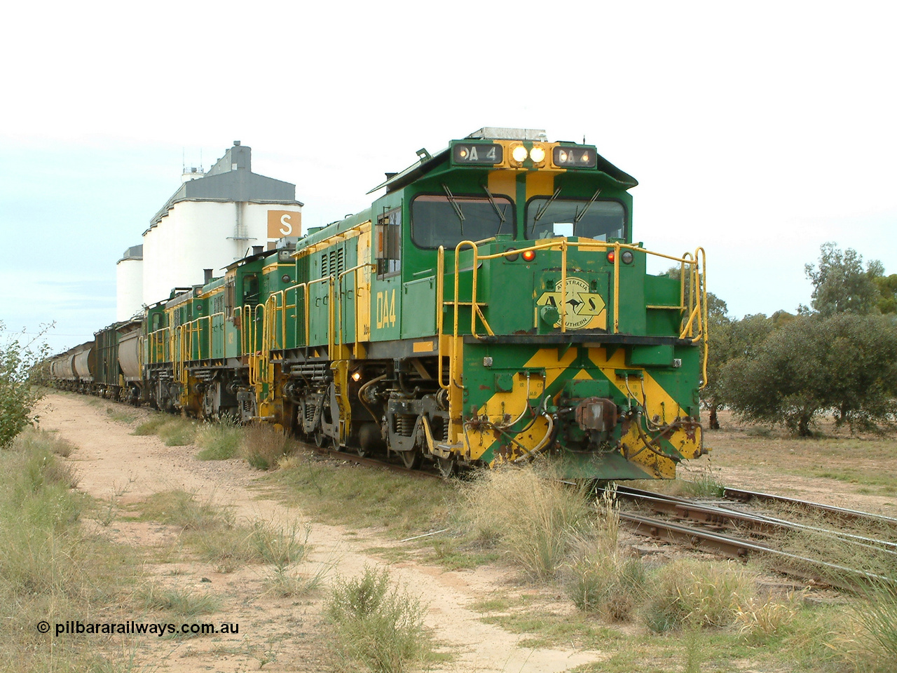 030407 083535
Wudinna, empty grain stands on the main awaiting departure north with a trio of former Australian National Co-Co locomotives with rebuilt former AE Goodwin ALCo model DL531 830 class ex 839, serial no. 83730, rebuilt by Port Augusta Workshops to DA class, leading two AE Goodwin ALCo model DL531 830 class units 842, serial no. 84140 and 851 serial no. 84137, 851 having been on the Eyre Peninsula since delivered in 1962. 7th April, 2003.
Keywords: DA-class;DA4;83730;Port-Augusta-WS;ALCo;DL531G/1;830-class;839;rebuild;