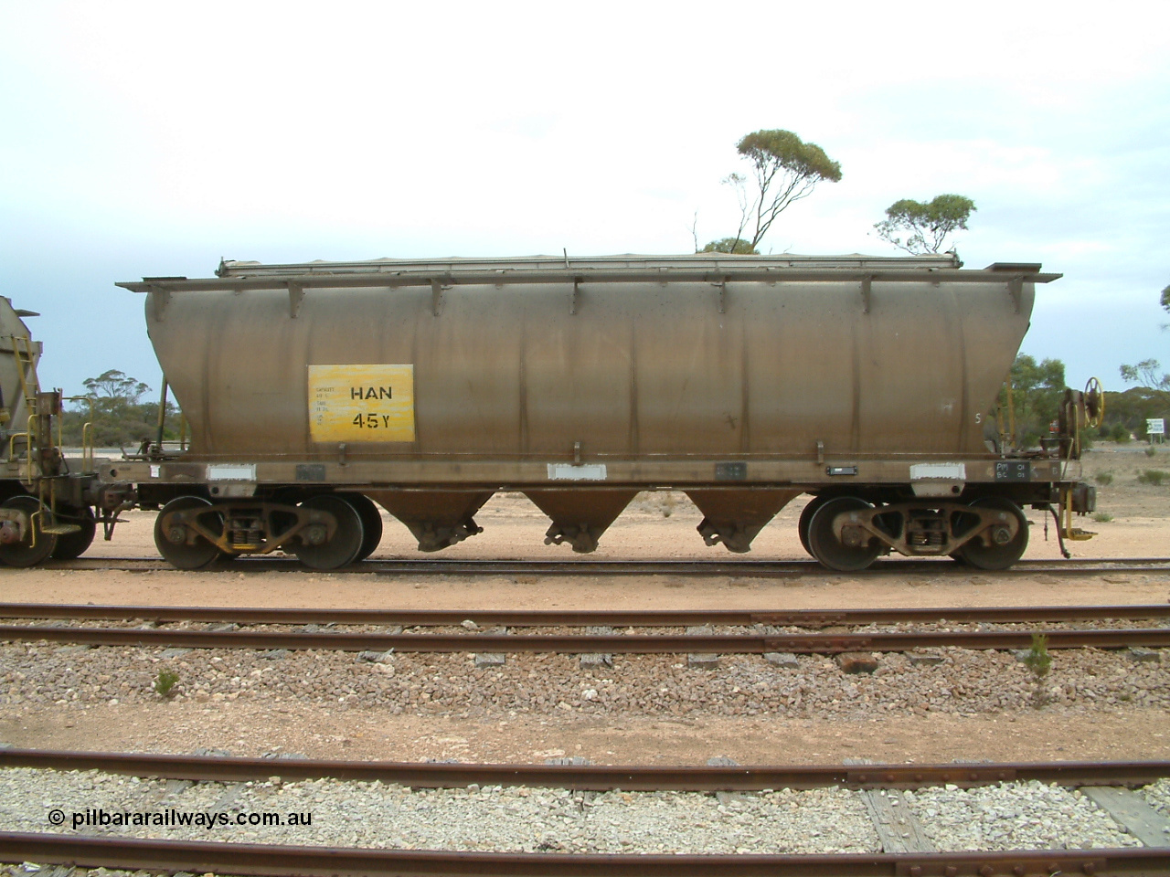 030407 105451
Poochera, loaded SAR Islington Workshops built HAN type bogie wheat waggon HAN 45, side view. 7th April 2003.
Keywords: HAN-type;HAN45;1969-73/68-45;SAR-Islington-WS;