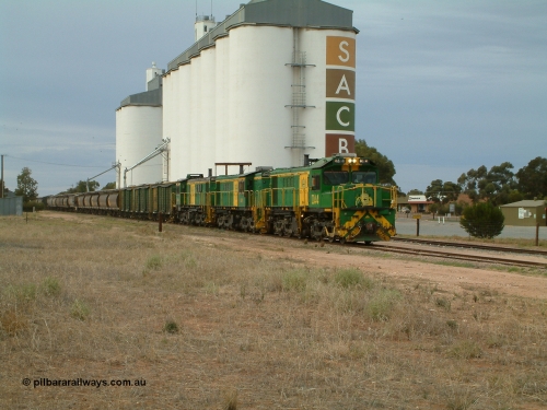 030407 082231
Wudinna, north bound empty grain train arrives behind a trio of former Australian National locomotives with rebuilt former AE Goodwin ALCo model DL531 830 class ex 839, serial 83730, rebuilt by Port Augusta Workshops to DA class, DA 4 leading two AE Goodwin ALCo model DL531 830 class units 842, serial 84140 and 851 serial 84137, 851 having been on the Eyre Peninsula since delivered in 1962, to shunt off empty waggons into the grain siding. April 7, 2003.
Keywords: DA-class;DA4;83730;Port-Augusta-WS;ALCo;DL531G/1;830-class;839;rebuild;