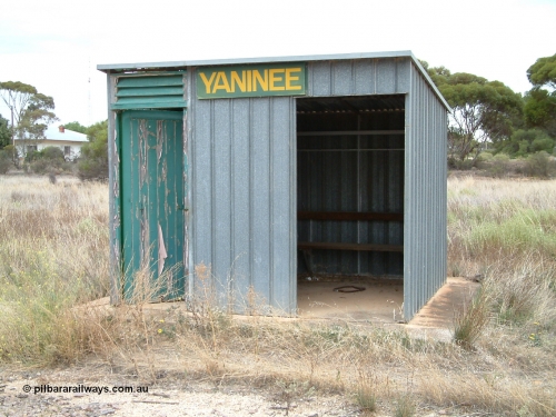 030407 085725
Yaninee, station located at the 237.6 km, opened in April 1915, train control booth and shelter. April 7, 2003.
