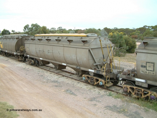 030407 100606
Minnipa, empty grain train bogie grain waggons, HCN type bogie wheat waggon HCN 22 and HCN 21, modified at Islington Workshops in 1978-80 which started life as a Tulloch built NHB type iron ore hopper for the CR on the North Australia Railway in 1968-69 with SAR Islington Workshops built HAN type bogie wheat waggon, HAN 41. April 7, 2003.
Keywords: HCN-type;HCN22;SAR-Islington-WS;rebuild;Tulloch-Ltd-NSW;NHB-type;NHB1576;