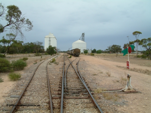 030407 105354
Poochera, yard overview looking south from the north end grain siding points, crane and goods shed just visible on the left of the goods siding, loaded grain rake on the grain siding with the Ascom silo complex to the right of the waggons. April 7, 2003.
