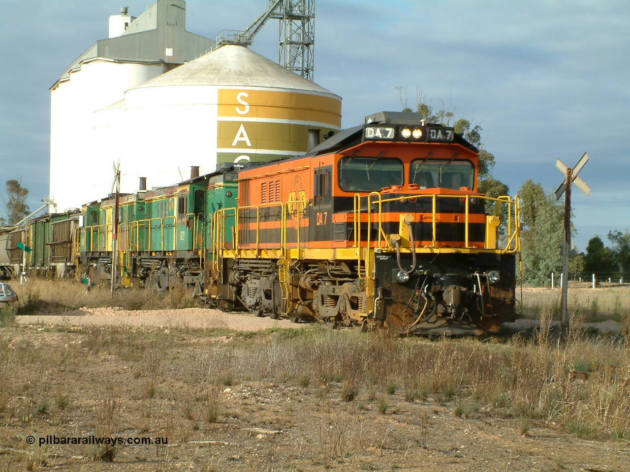 030409 080908
Warramboo, empty grain departs following a crew change. Rebuild unit DA 7 in Australian Southern orange and black livery leads a pair of AE Goodwin built ALCo model DL531 830 class units 872 and 871, the SACBH concrete silo and Ascom silo complexes behind it.
Keywords: DA-class;DA7;83713;Port-Augusta-WS;ALCo;DL531G/1;48-class;4813;rebuild;