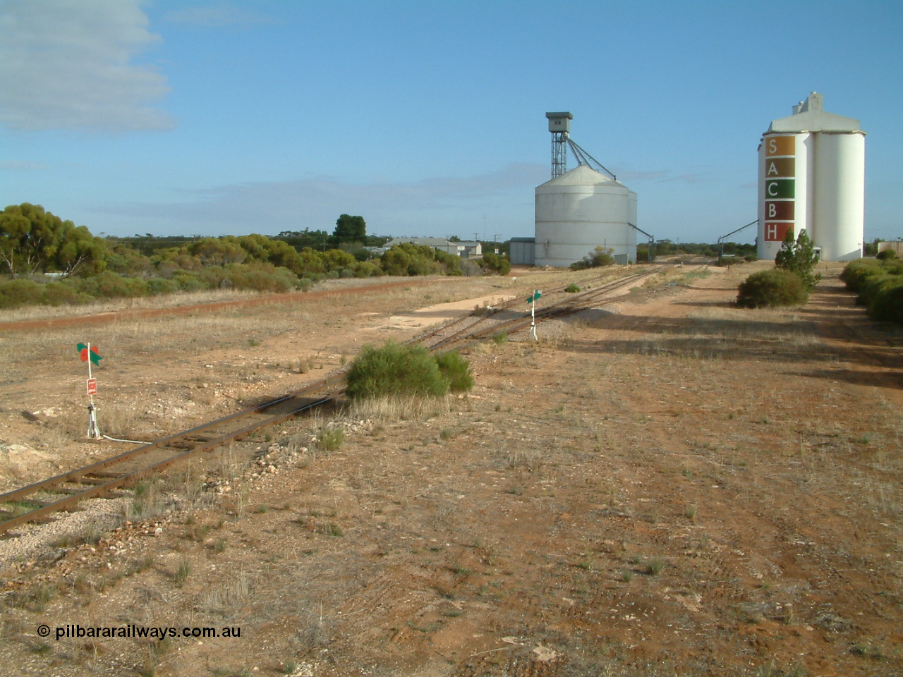 030409 083158
Kyancutta, station located at the 203.1 km and originally opened in March 1916, yard overview looking north, grain loop, mainline and goods / grain loop, Ascom silo complex on the left and SACBH concrete silo complex on the right.
