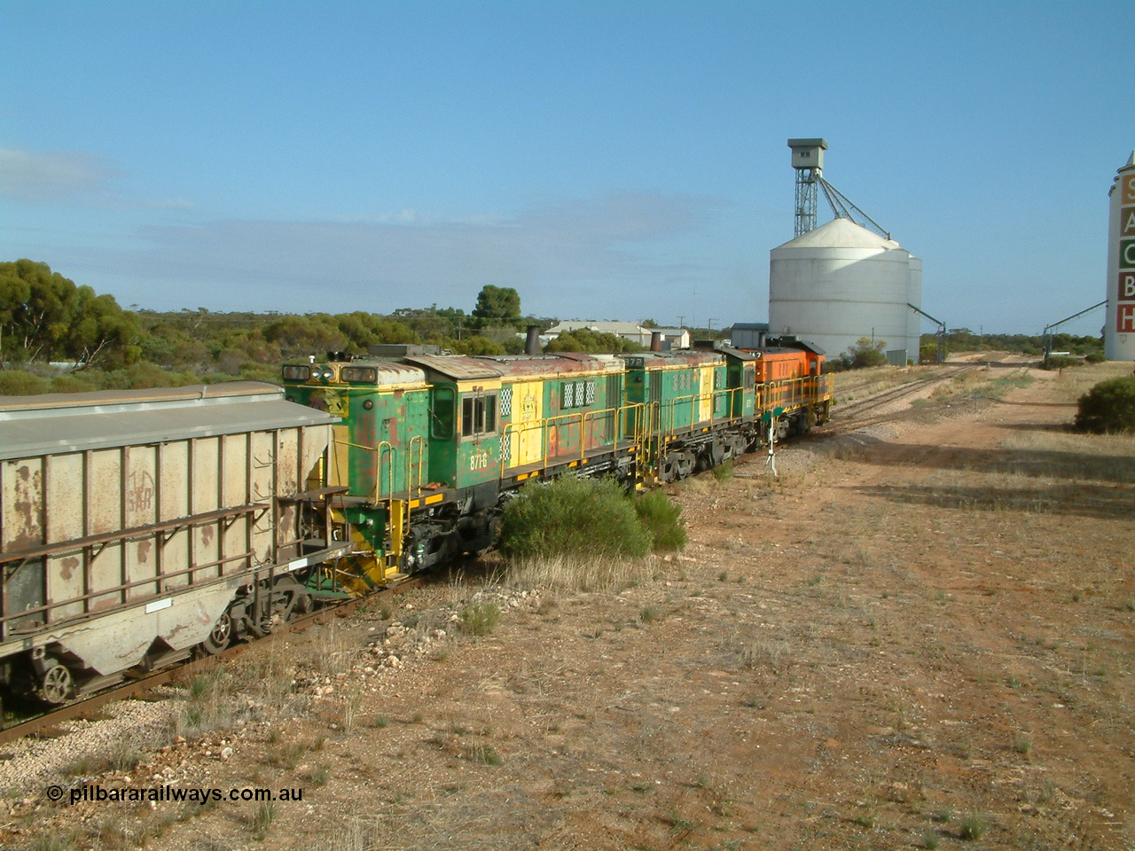 030409 084542
Kyancutta, empty grain train runs through the yard behind rebuild DA class unit DA 7 in Australian Southern orange and black livery leading a pair of AE Goodwin built ALCo model DL531 830 class units 872 and 871 with a string of grain waggons.
Keywords: 830-class;871;G3422-1;AE-Goodwin;ALCo;DL531;