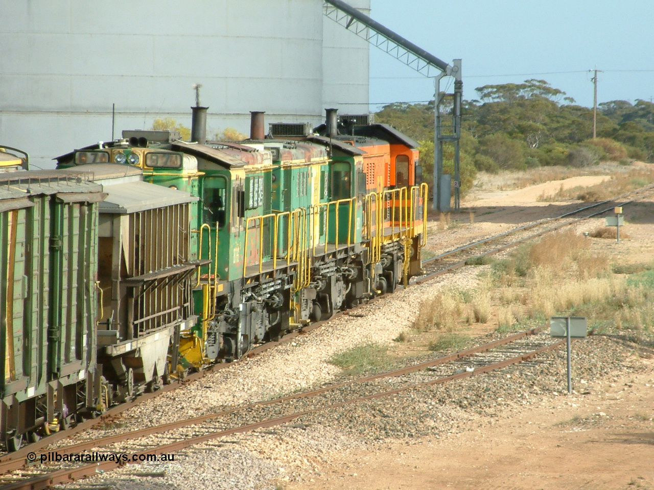 030409 084552
Kyancutta, empty grain train runs through the yard behind rebuild DA class unit DA 7 in Australian Southern orange and black livery leading a pair of AE Goodwin built ALCo model DL531 830 class units 872 and 871 with a string of grain waggons.
Keywords: 830-class;871;G3422-1;AE-Goodwin;ALCo;DL531;