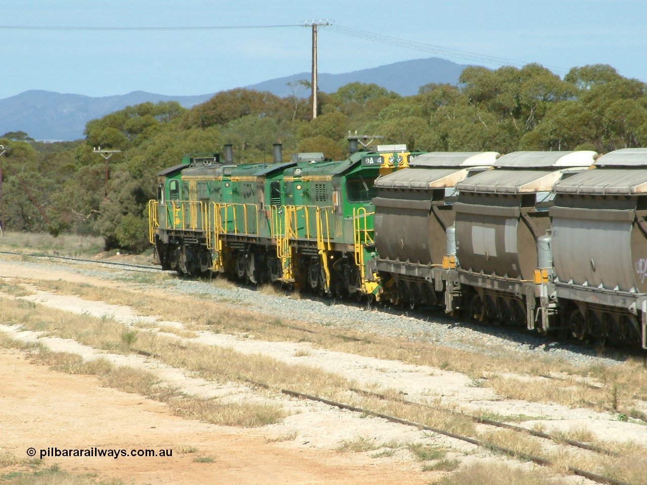 030409 104415
Waddikee loaded grain train operating south to Cummins behind 830 class units 851 and 842 and DA class DA 4 with a rake of XNW waggons behind DA 4.
