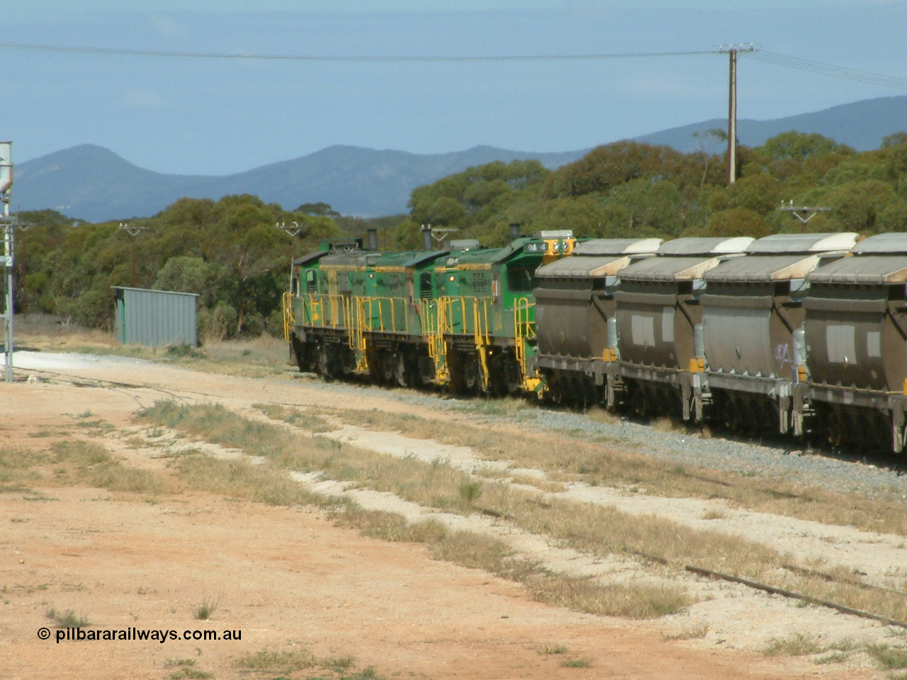 030409 104422
Waddikee loaded grain train operating south to Cummins behind 830 class units 851 and 842 and DA class DA 4 with a rake of XNW waggons behind DA 4.
