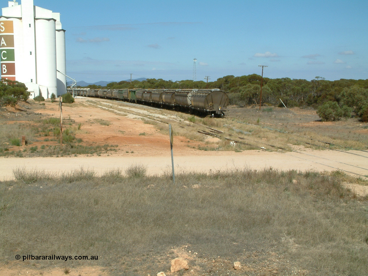 030409 104458
Waddikee station located at the 218.3 km and opened in September 1921, yard overview with the rear waggons of a loaded grain train operating south to Cummins.
