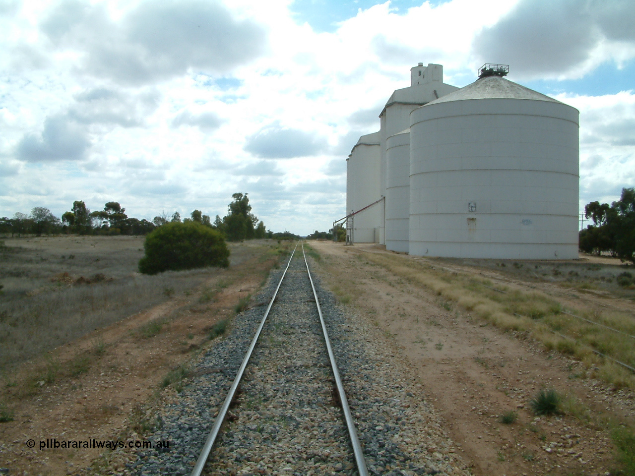 030409 113702
Darke Peake, yard overview looking north from the south end, Ascom silos on the right with concrete silos beyond, goods and grain siding on the right of the mainline.
