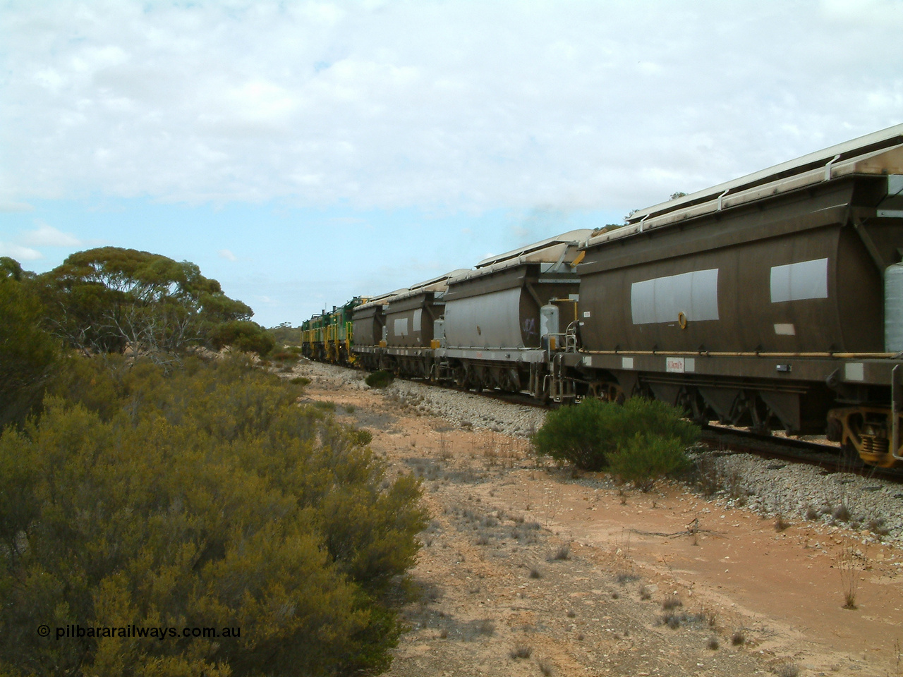030409 121232
Kielpa, a few kilometres south of the former Konanda siding loaded grain train with 830 class unit 851 AE Goodwin ALCo model DL531 serial 84137, 851 has spent its entire operating career on the Eyre Peninsula, leads fellow 830 class 842 serial 84140 and a rebuilt unit DA 4, rebuilt from 830 class unit 839 by Port Augusta Workshops, retains original serial 83730 and model DL531 with the first twelve waggons behind the locos XNW type powers away from a crew change.
