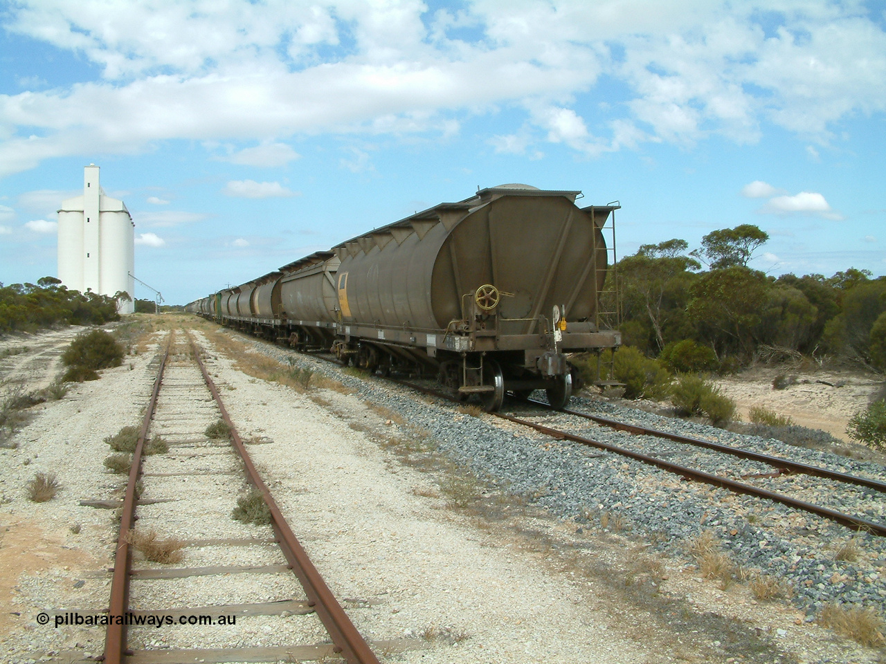 030409 122852
Kielpa, the tail of the loaded grain train running along the mainline looking south.
