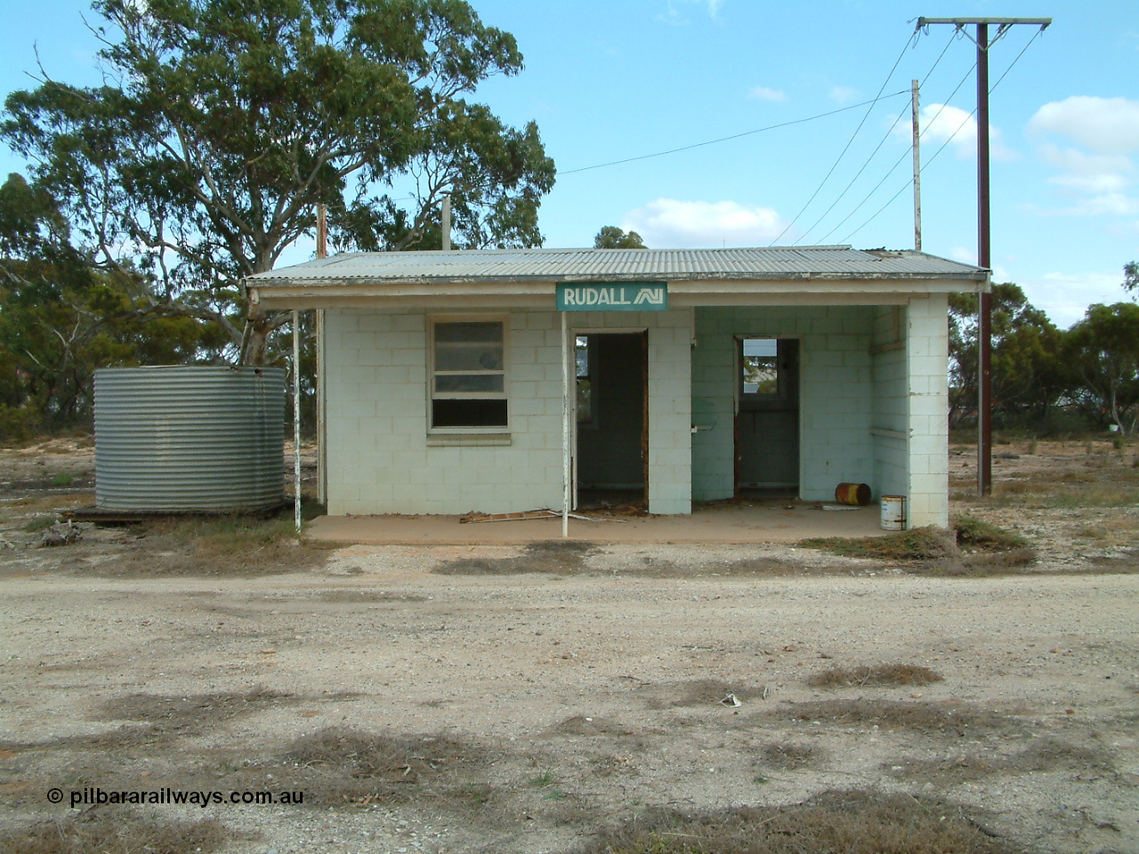 030409 124410
Rudall, located at the 172.7 km and opened in July 1913, station building view of the new one built in 1966.
