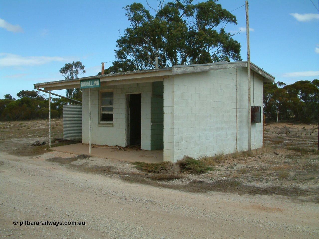 030409 124518
Rudall, located at the 172.7 km and opened in July 1913, station building view of the new one built in 1966.
