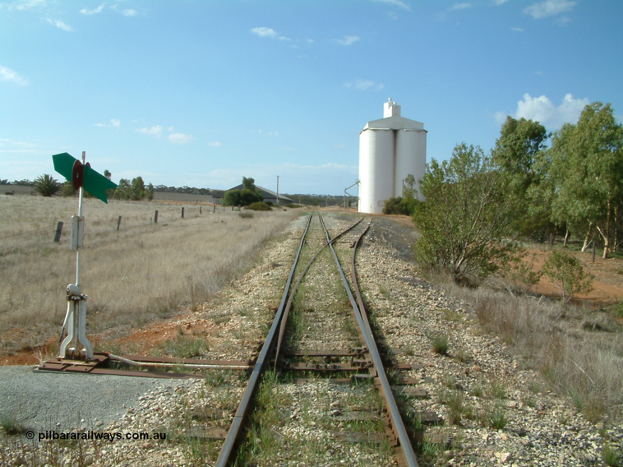 030409 150340
Ungarra, yard overview looking north from the south end, horizontal grain bunker on the left, with goods and grain siding on the right with the concrete silo complex.
