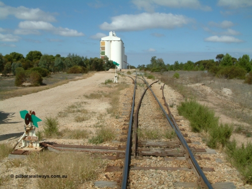 030409 111858
Darke Peake, located at the 198.5 km and opened in July 1913, was originally called Darke's Peak up till 1950. Yard overview looking south from the north end, first set of points leads off to the right to the triangle and ballast loading point, second set are for the goods and grain siding loop, loading ramp just noticeable in front of the silos.
