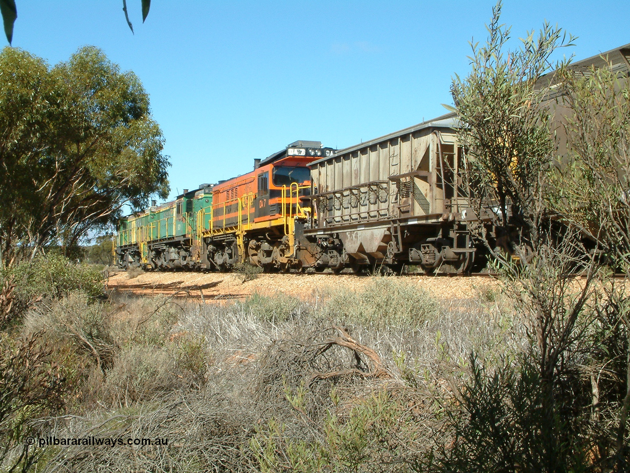 030411 102212
Kimba Grain Bunker, looking towards Kimba, grain train loading with HBN type dual service ballast / grain hopper.
Keywords: HBN-type;