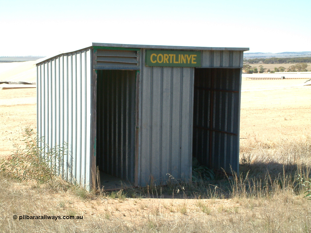 030411 105041
Kimba Grain Bunker site with the Cortlinye shelter placed beside the line for crews to occupy.
