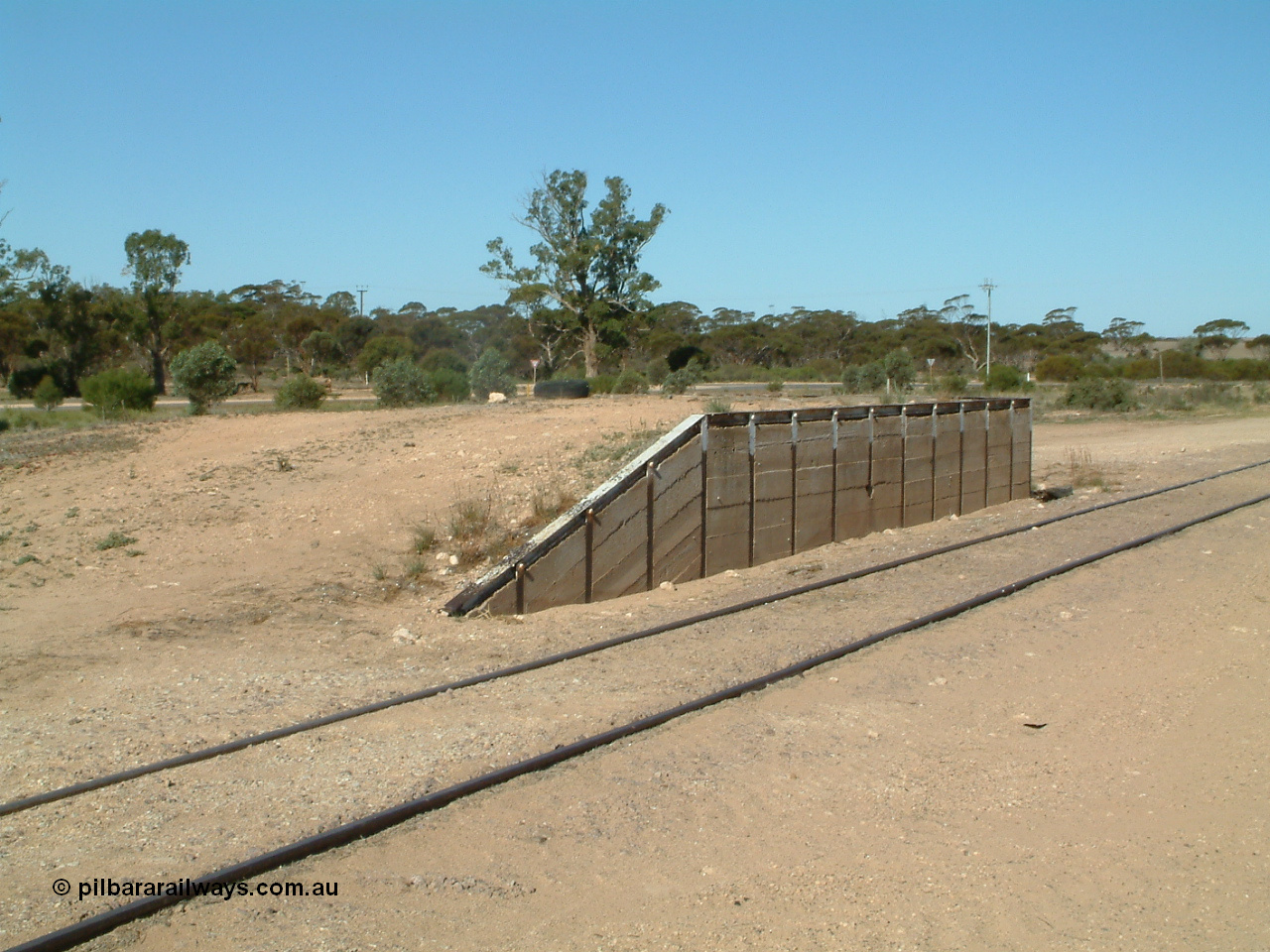 030411 154310
Wirrulla, loading ramp located on the grain loop, south end.
