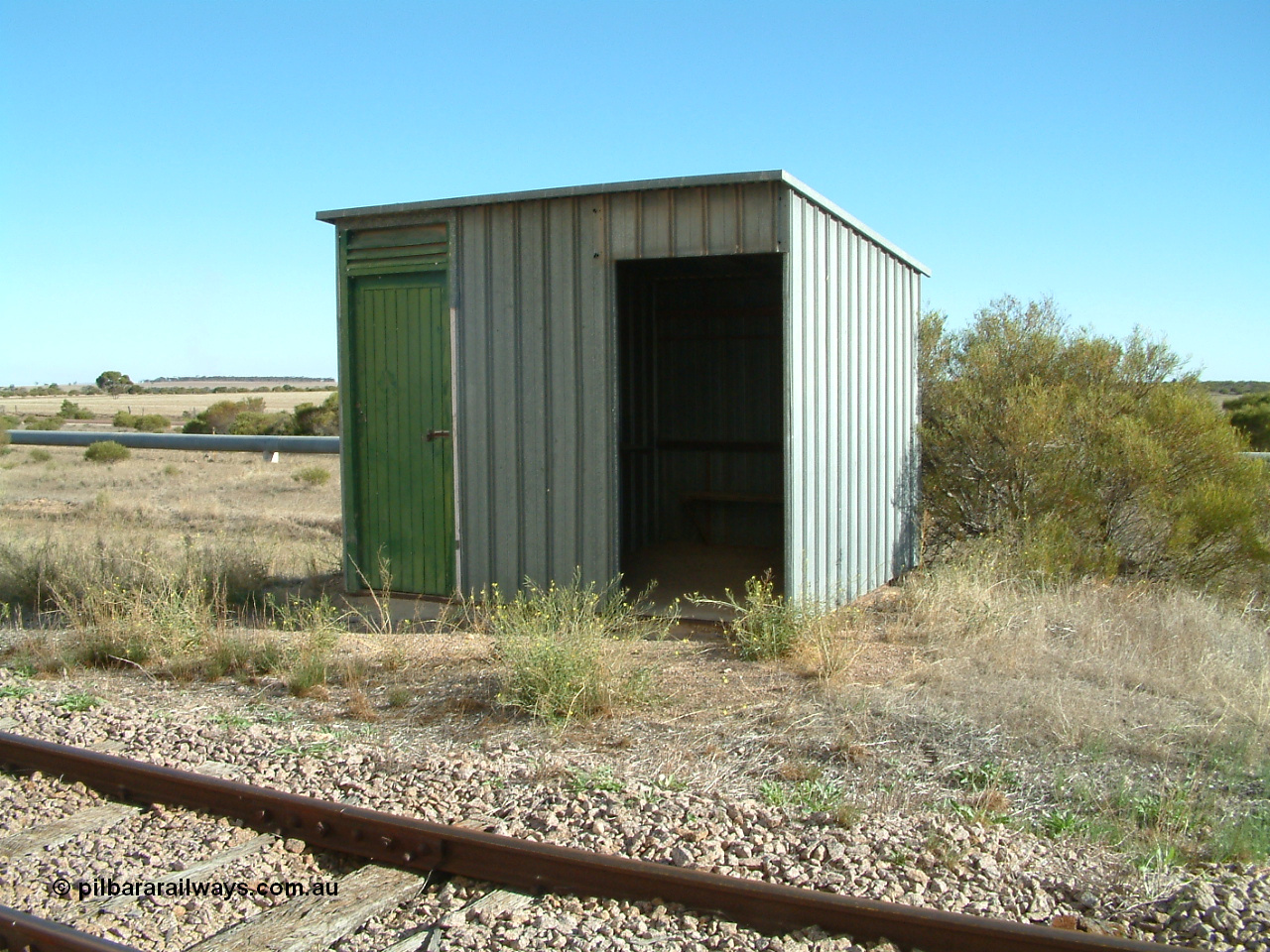 030411 160432
Cungena located at , opened 3rd July 1916, station building shelter shed missing name-board.
