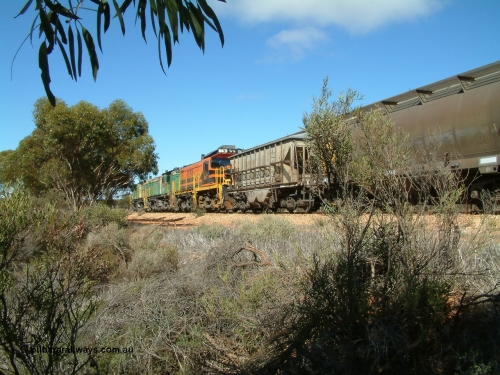 030411 102226
Kimba Grain Bunker, looking towards Kimba, grain train loading with HBN type dual service ballast / grain hopper.
Keywords: HBN-type;