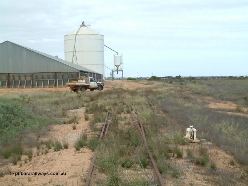 030414 153405
Penong, looking east from the end of line along the grain loop, 'mainline' peels off to the right, horizontal bunker block 3 on the left with an Ascom silo complex block 1 behind that.
