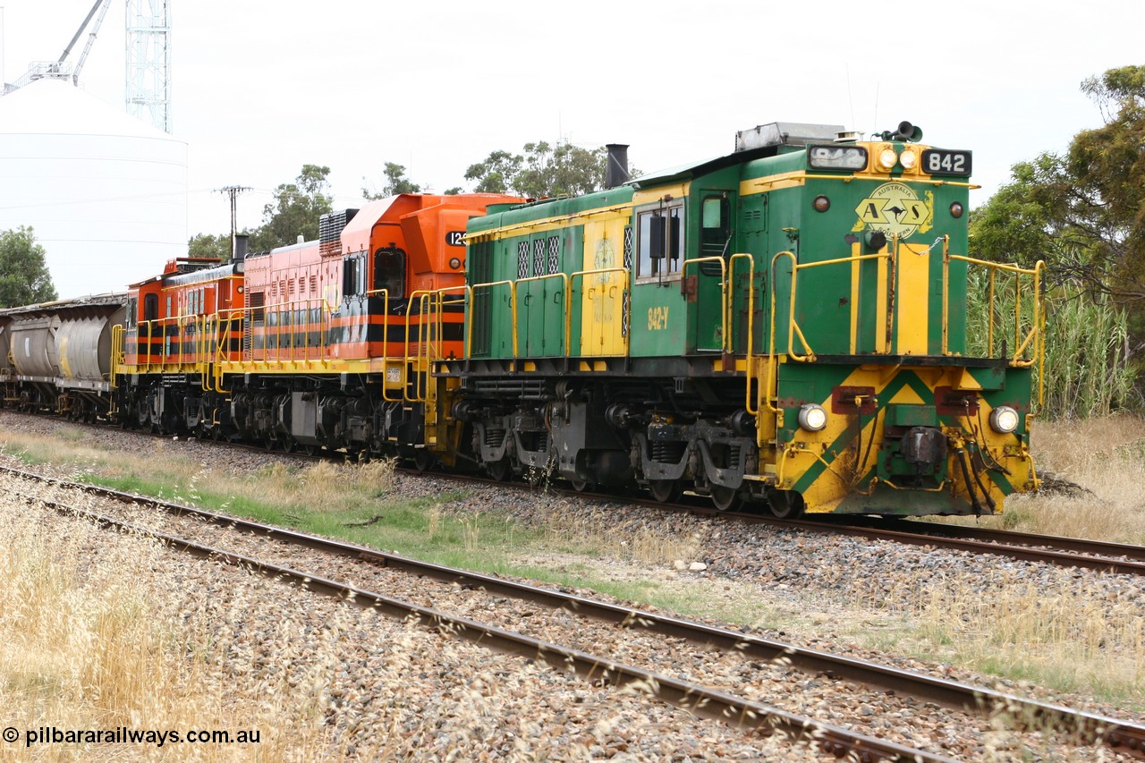 060108 2049
Lock, grain train being loaded by former SAR 830 class unit 842, built by AE Goodwin ALCo model DL531 serial 84140 in 1962, originally on broad gauge, transferred to Eyre Peninsula in October 1987 and, 1204 and sister 851.
Keywords: 830-class;842;84140;AE-Goodwin;ALCo;DL531;