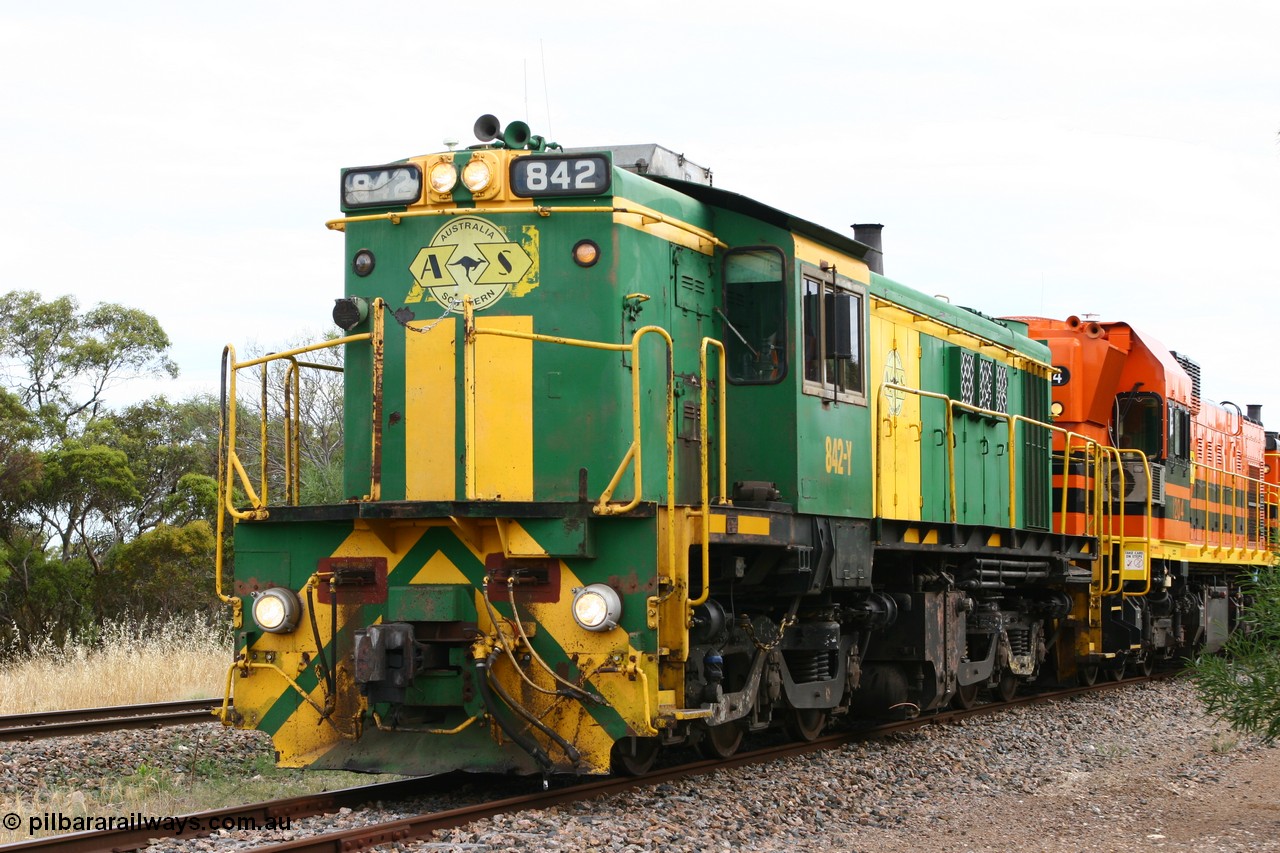 060108 2054
Lock, grain train being loaded by former SAR 830 class unit 842, built by AE Goodwin ALCo model DL531 serial 84140 in 1962, originally on broad gauge, transferred to Eyre Peninsula in October 1987 and, 1204 and sister 851.
Keywords: 830-class;842;AE-Goodwin;ALCo;DL531;84140;