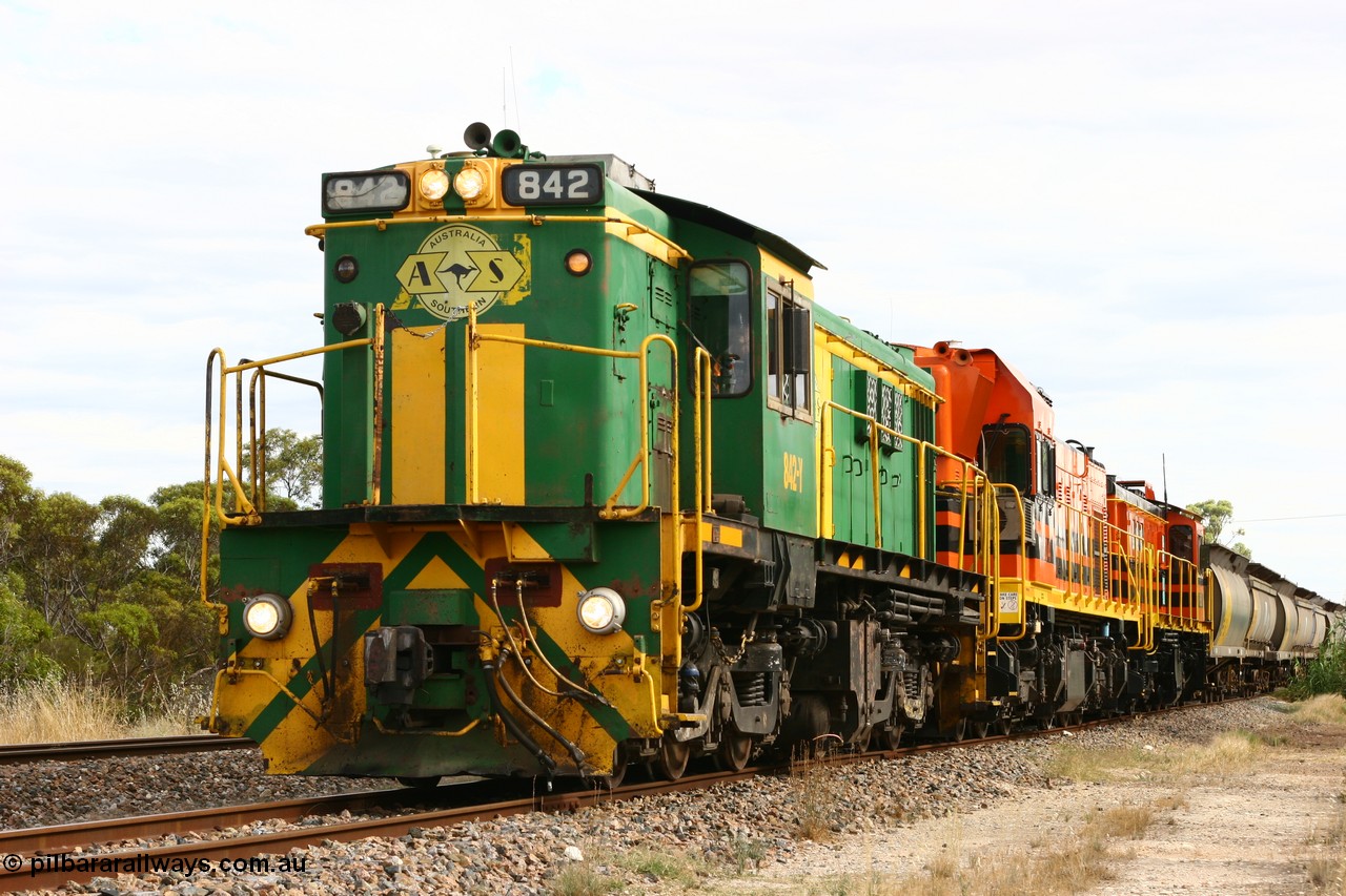 060108 2061
Lock, grain train being loaded by former SAR 830 class unit 842, built by AE Goodwin ALCo model DL531 serial 84140 in 1962, originally on broad gauge, transferred to Eyre Peninsula in October 1987 and, 1204 and sister 851.
Keywords: 830-class;842;84140;AE-Goodwin;ALCo;DL531;