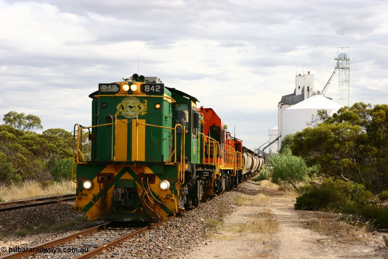 060108 2068
Lock, grain train being loaded by former SAR 830 class unit 842, built by AE Goodwin ALCo model DL531 serial 84140 in 1962, originally on broad gauge, transferred to Eyre Peninsula in October 1987 and, 1204 and sister 851.
Keywords: 830-class;842;84140;AE-Goodwin;ALCo;DL531;