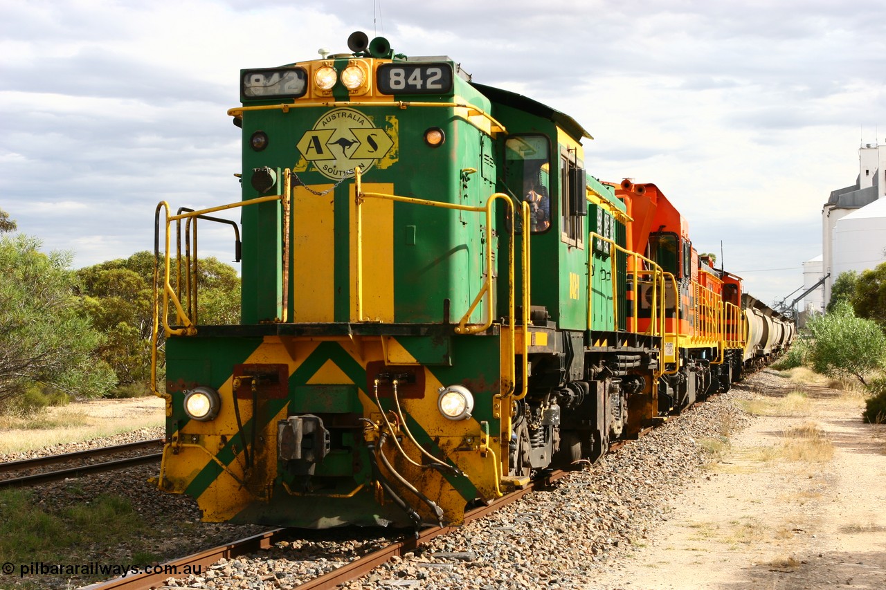 060108 2070
Lock, grain train being loaded by former SAR 830 class unit 842, built by AE Goodwin ALCo model DL531 serial 84140 in 1962, originally on broad gauge, transferred to Eyre Peninsula in October 1987 and, 1204 and sister 851.
Keywords: 830-class;842;84140;AE-Goodwin;ALCo;DL531;