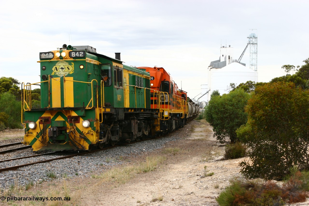 060108 2073
Lock, grain train being loaded by former SAR 830 class unit 842, built by AE Goodwin ALCo model DL531 serial 84140 in 1962, originally on broad gauge, transferred to Eyre Peninsula in October 1987 and, 1204 and sister 851.
Keywords: 830-class;842;AE-Goodwin;ALCo;DL531;84140;