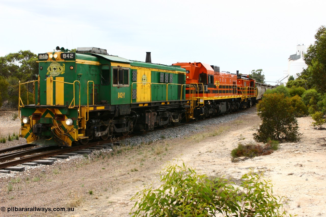 060108 2077
Lock, grain train being loaded by former SAR 830 class unit 842, built by AE Goodwin ALCo model DL531 serial 84140 in 1962, originally on broad gauge, transferred to Eyre Peninsula in October 1987 and, 1204 and sister 851.
Keywords: 830-class;842;84140;AE-Goodwin;ALCo;DL531;