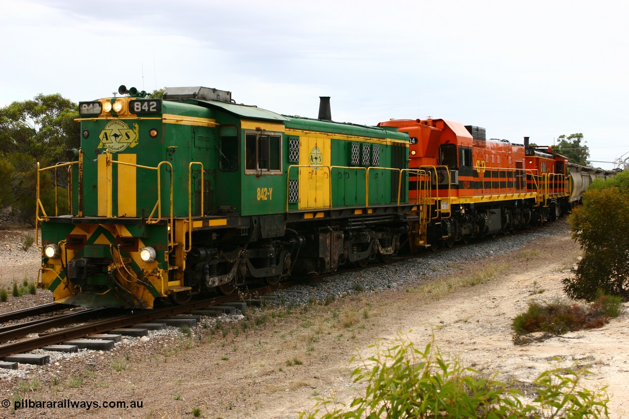 060108 2078
Lock, grain train being loaded by former SAR 830 class unit 842, built by AE Goodwin ALCo model DL531 serial 84140 in 1962, originally on broad gauge, transferred to Eyre Peninsula in October 1987 and, 1204 and sister 851.
Keywords: 830-class;842;84140;AE-Goodwin;ALCo;DL531;