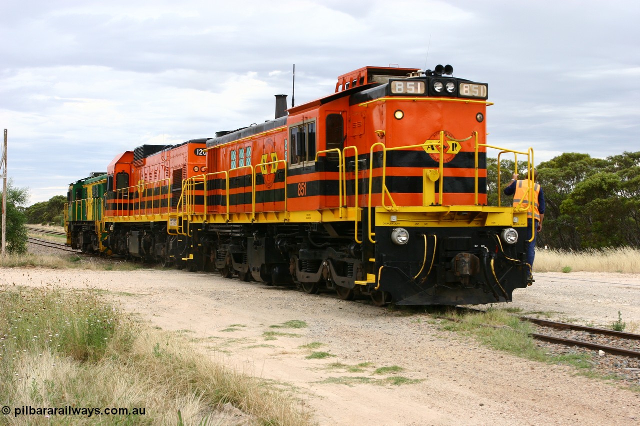 060108 2082
Lock, engines run around the consist to complete loading, 830 class unit 851 AE Goodwin built ALCo DL531 model serial 84137 repainted into Australian Railroad Group livery, 1200 class unit 1204 and 830 class 842.
Keywords: 830-class;851;AE-Goodwin;ALCo;DL531;84137;