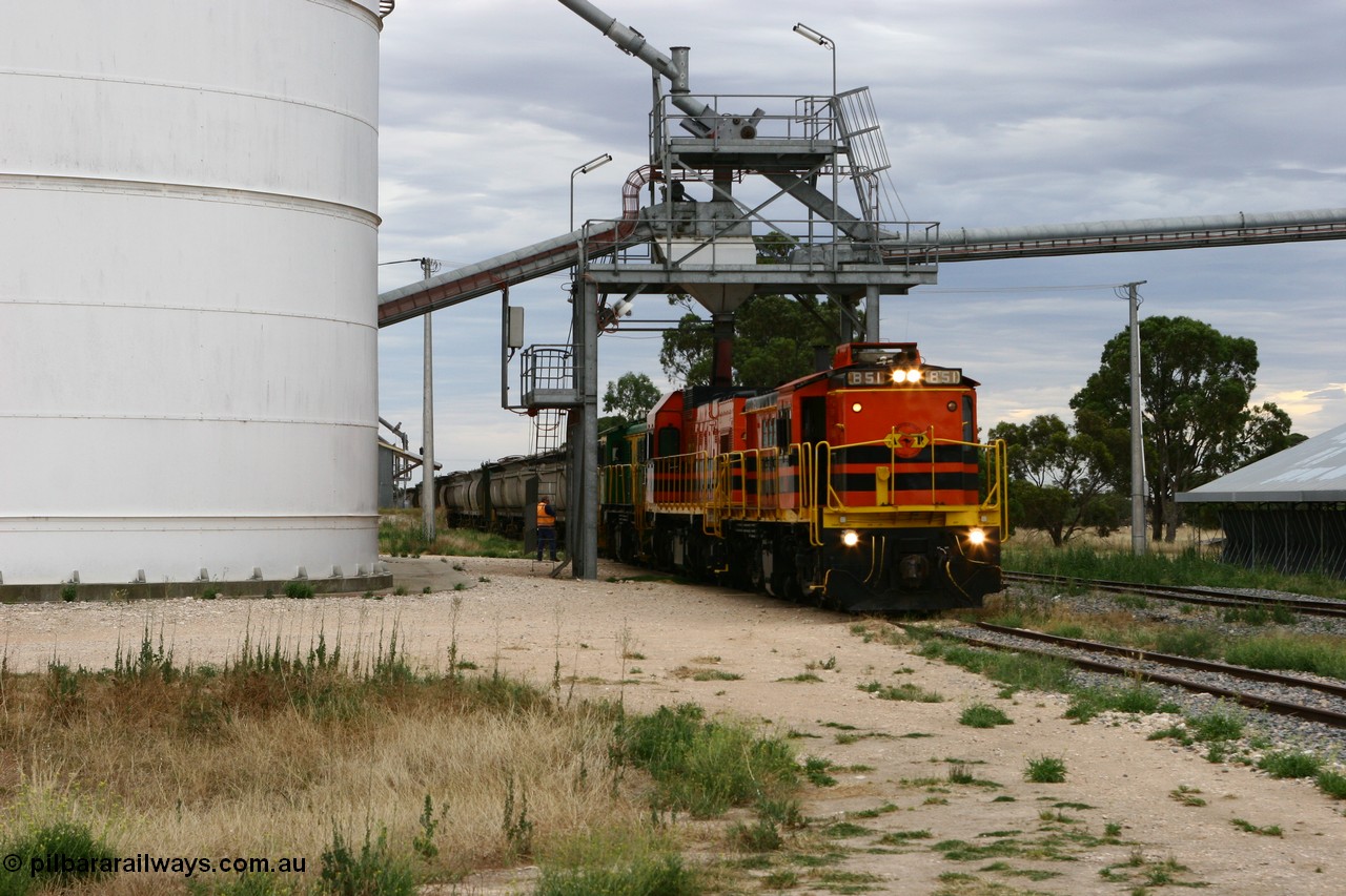 060108 2086
Lock, grain train loading almost completed as 830 class unit 851 an AE Goodwin built ALCo DL531 model serial 84137 and repainted into Australian Railroad Group livery with EMD 1200 class unit 1204 and sister 830 class 842 prepare their train for departure. 8th January 2006.
Keywords: 830-class;851;84137;AE-Goodwin;ALCo;DL531;