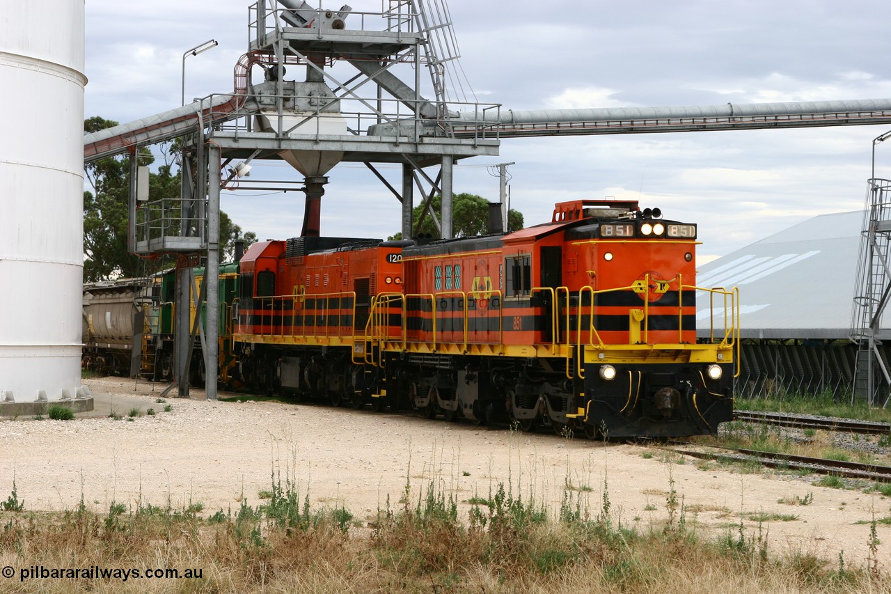 060108 2088
Lock, grain train loading almost completed as 830 class unit 851 an AE Goodwin built ALCo DL531 model serial 84137 and repainted into Australian Railroad Group livery with EMD 1200 class unit 1204 and sister 830 class 842 prepare their train for departure. 8th January 2006.
Keywords: 830-class;851;84137;AE-Goodwin;ALCo;DL531;