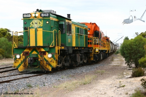 060108 2071
Lock, grain train being loaded by former SAR 830 class unit 842, built by AE Goodwin ALCo model DL531 serial 84140 in 1962, originally on broad gauge, transferred to Eyre Peninsula in October 1987 and, 1204 and sister 851.
Keywords: 830-class;842;AE-Goodwin;ALCo;DL531;84140;