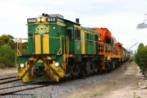060108 2072
Lock, grain train being loaded by former SAR 830 class unit 842, built by AE Goodwin ALCo model DL531 serial 84140 in 1962, originally on broad gauge, transferred to Eyre Peninsula in October 1987 and, 1204 and sister 851.
Keywords: 830-class;842;AE-Goodwin;ALCo;DL531;84140;