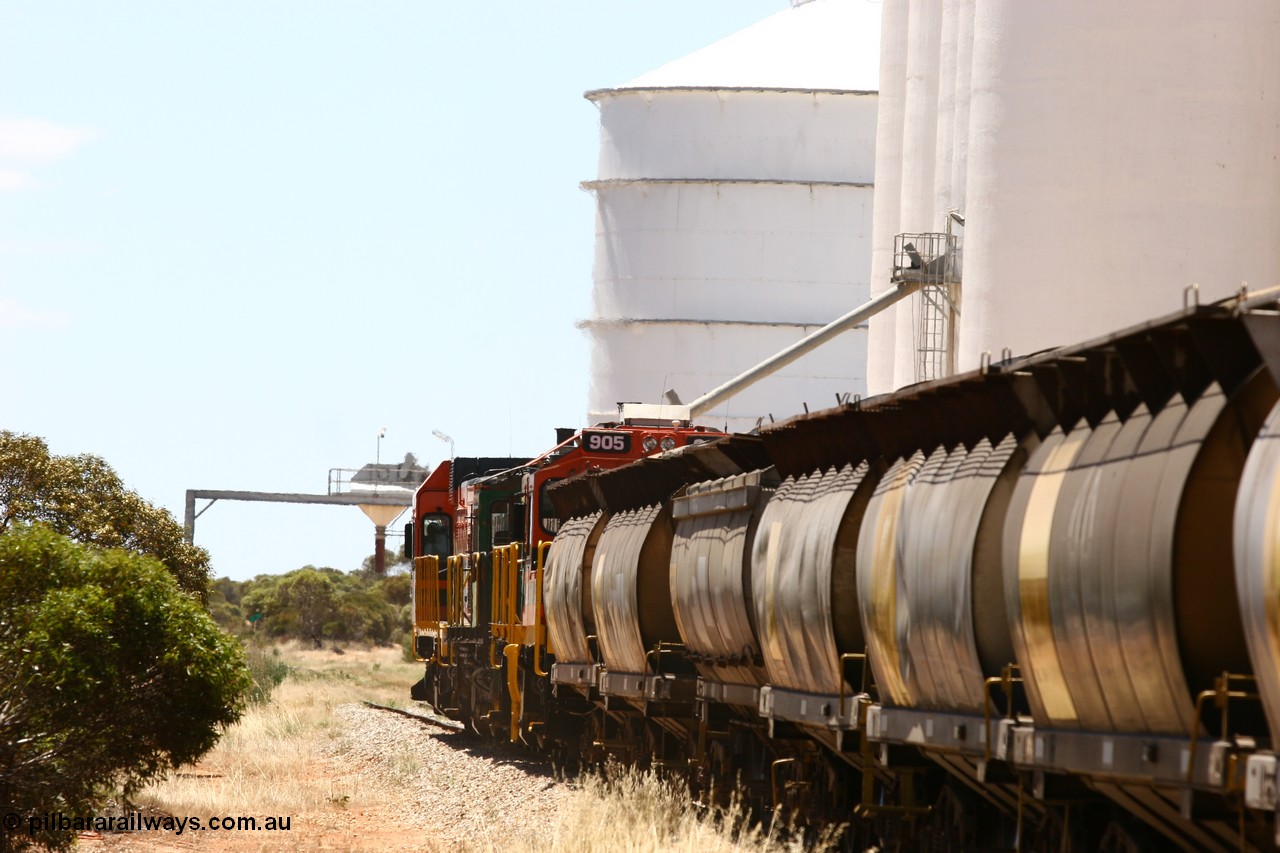 060111 2287
Murdinga, empty grain train running through the station with the grain silos and loadout spout. 11th January 2006.
