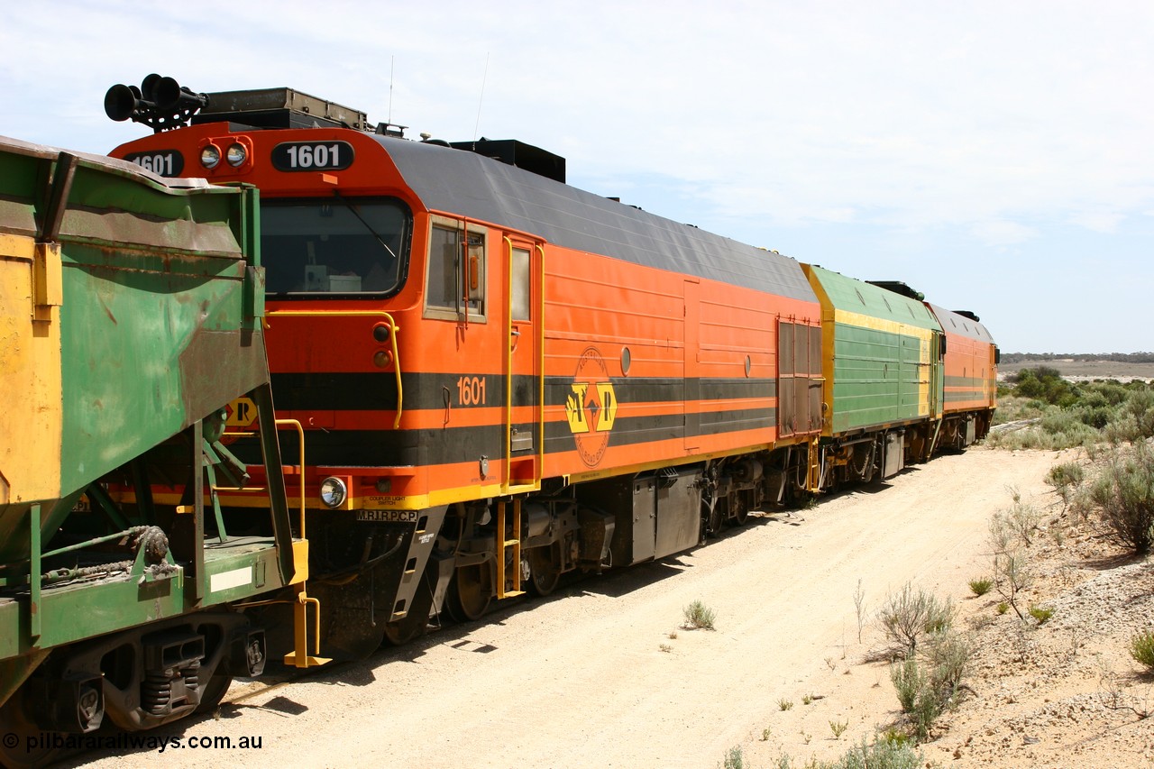 060113 2489
Kevin, the triple NJ-1600 class combination of 1604, NJ 3 and 1601 pull the empty gypsum train 6DD3 along the Penong line prior to reversing around the triangle. 13th January 2006.
Keywords: 1600-class;1601;Clyde-Engineering-Granville-NSW;EMD;JL22C;71-728;NJ-class;NJ1;