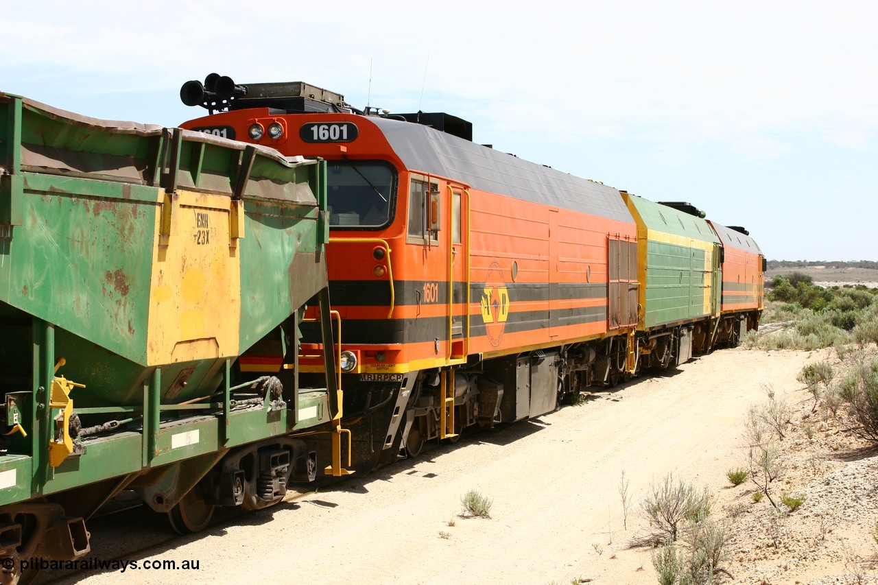 060113 2490
Kevin, the triple NJ-1600 class combination of 1604, NJ 3 and 1601 pull the empty gypsum train 6DD3 along the Penong line prior to reversing around the triangle. 13th January 2006.
Keywords: 1600-class;1601;Clyde-Engineering-Granville-NSW;EMD;JL22C;71-728;NJ-class;NJ1;