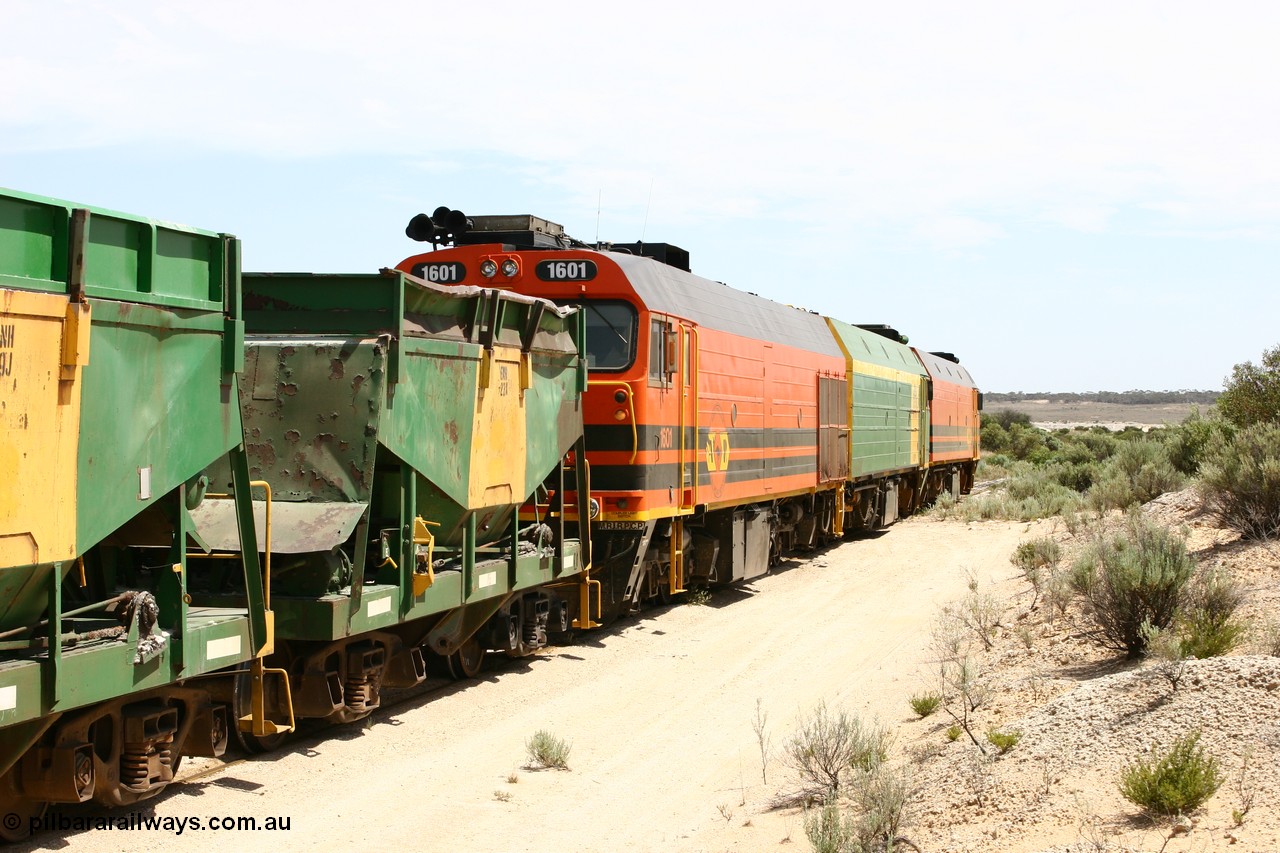 060113 2491
Kevin, the triple NJ-1600 class combination of 1604, NJ 3 and 1601 pull the empty gypsum train 6DD3 along the Penong line prior to reversing around the triangle. 13th January 2006.
Keywords: 1600-class;1601;Clyde-Engineering-Granville-NSW;EMD;JL22C;71-728;NJ-class;NJ1;