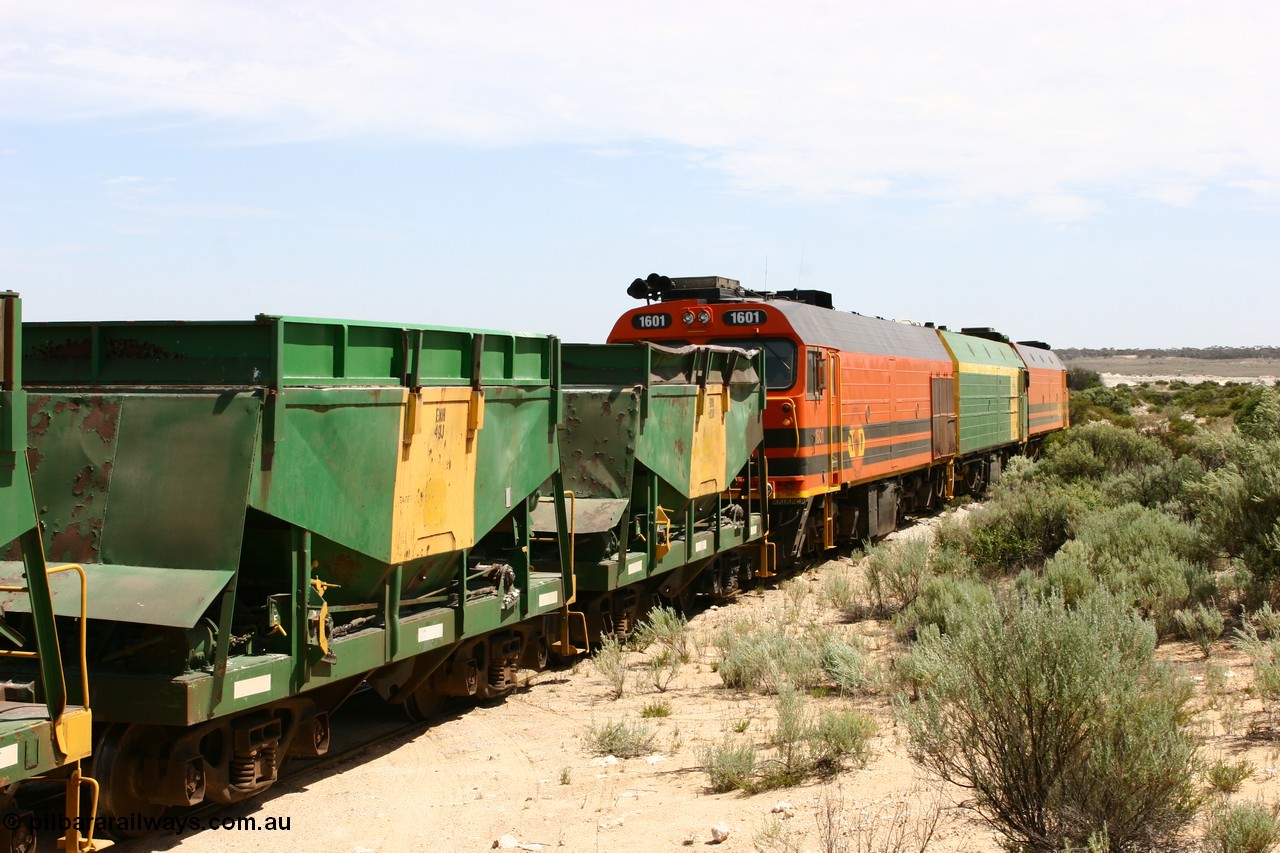 060113 2493
Kevin, the triple NJ-1600 class combination of 1604, NJ 3 and 1601 pull the empty gypsum train 6DD3 along the Penong line prior to reversing around the triangle. 13th January 2006.
Keywords: ENH-type;ENH49;Kinki-Sharyo-Japan;NH-type;NH949;