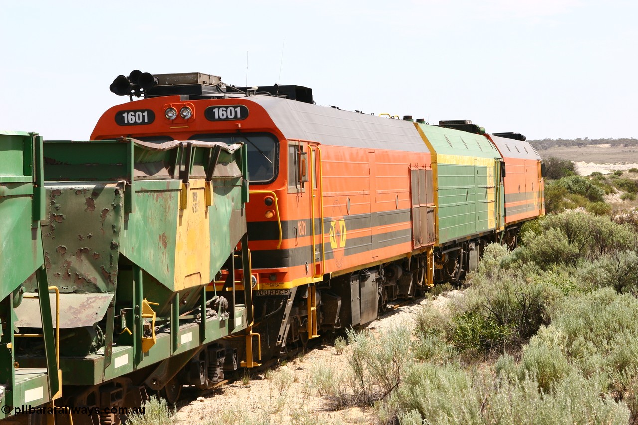 060113 2494
Kevin, the triple NJ-1600 class combination of 1604, NJ 3 and 1601 pull the empty gypsum train 6DD3 along the Penong line prior to reversing around the triangle. 13th January 2006.
Keywords: 1600-class;1601;71-728;Clyde-Engineering-Granville-NSW;EMD;JL22C;NJ-class;NJ1;