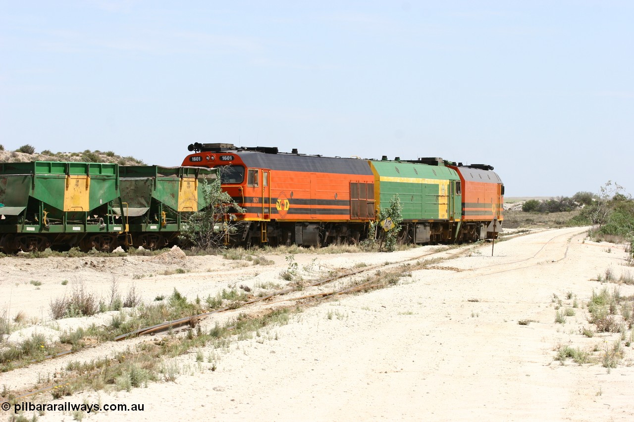 060113 2506
Kevin, empty train 6DD3 shunts back onto the triangle leg with the end of the goods siding visible on the right. 13th January 2006.
Keywords: 1600-class;1601;71-728;Clyde-Engineering-Granville-NSW;EMD;JL22C;NJ-class;NJ1;