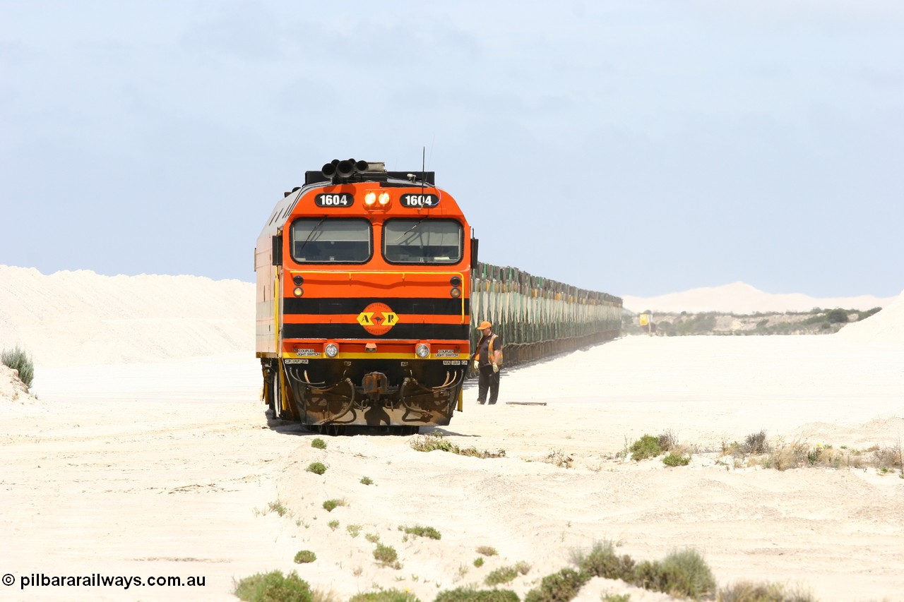 060113 2513
Kevin, empty train 6DD3 shunts back onto the triangle leg behind triple NJ/1600 class units, as the 2nd driver is on the ground monitoring the train as it passes over the points. 13th January 2006.
Keywords: 1600-class;1604;Clyde-Engineering-Granville-NSW;EMD;JL22C;71-731;NJ-class;NJ4;