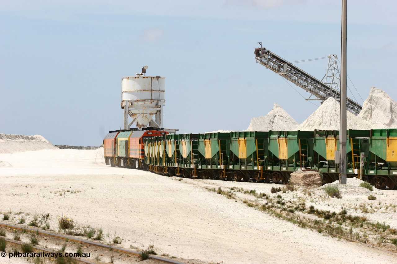 060113 2532
Kevin, empty train 6DD3 is heading onto the south leg with some of the gypsum plant behind the train and a set of original loading bins gypsum loading siding to continue the reversing process. 13th January 2006.
