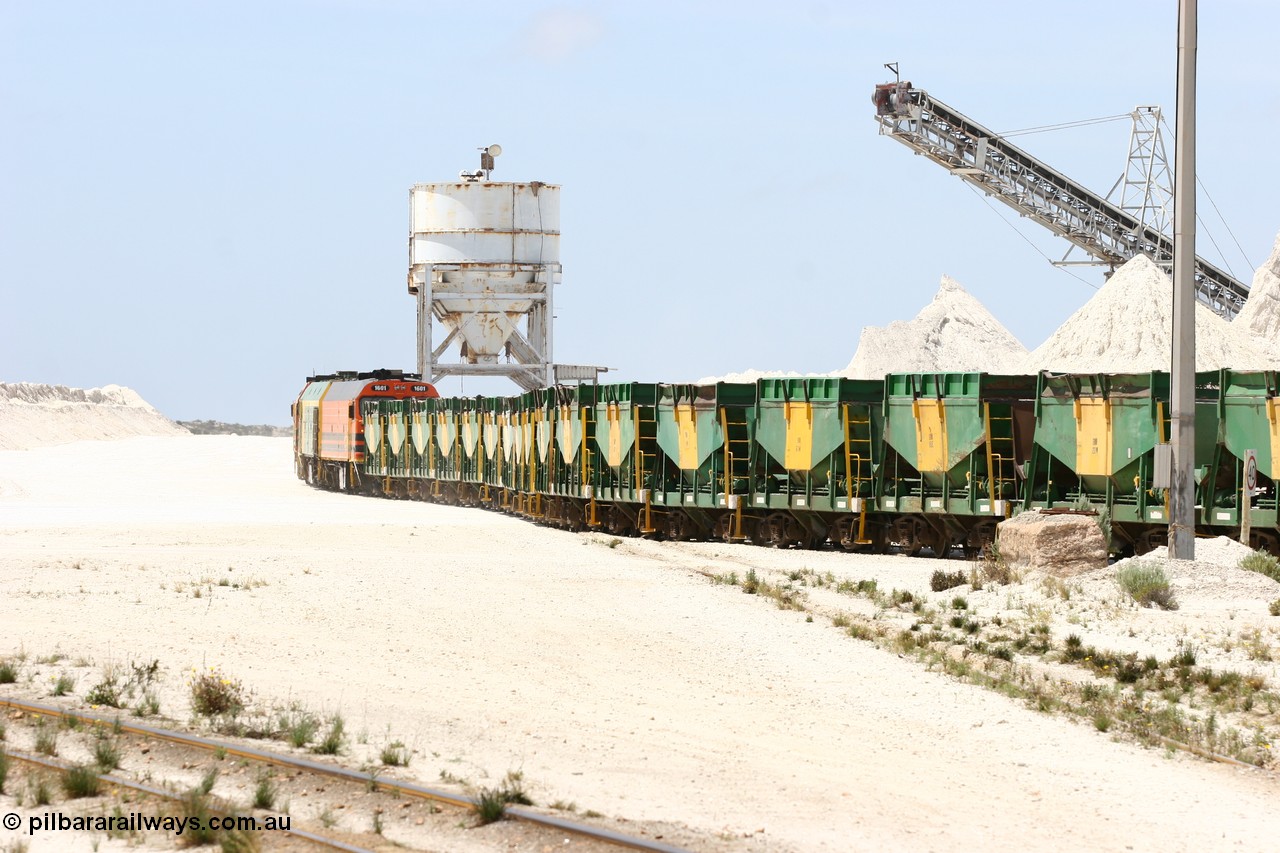 060113 2534
Kevin, empty train 6DD3 is heading onto the south leg with some of the gypsum plant behind the train and a set of original loading bins gypsum loading siding to continue the reversing process. 13th January 2006.
