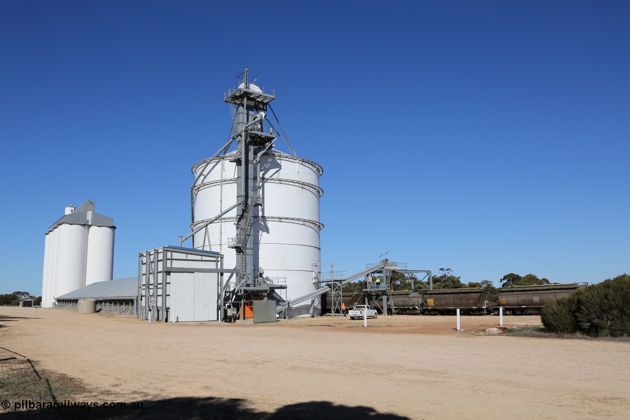 130703 0130
Murdinga, overview of the grain facilities with the single cell large Ascom silo and original concrete type bookending the horizontal grain bunker. [url=https://goo.gl/maps/BTQ71wZaWmwubiZW9] Geo location[/url].
